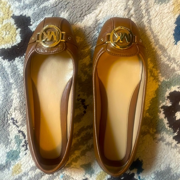 Michael Kors tan leather flats with gold emblem Size 7.5 - Picture 3 of 11